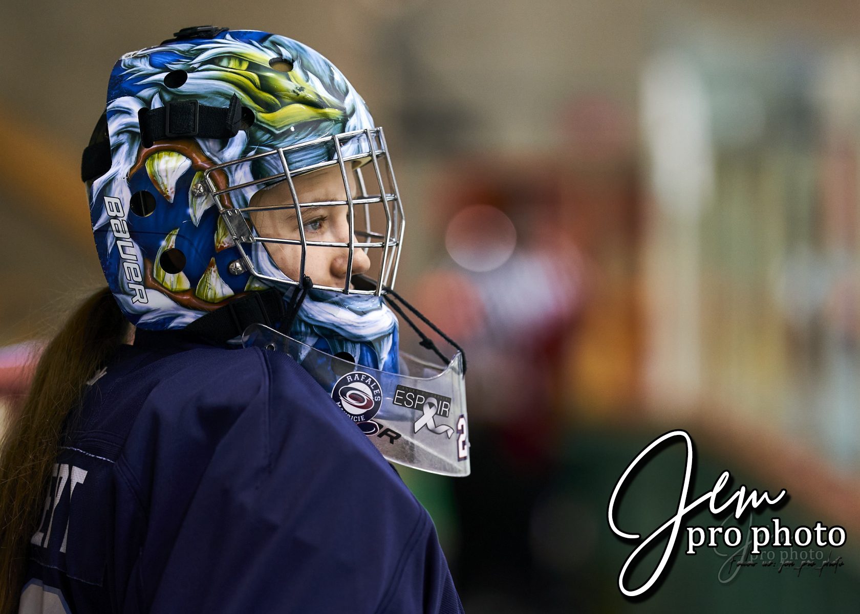 Gardienne de but de hockey, masque bleu, de profil