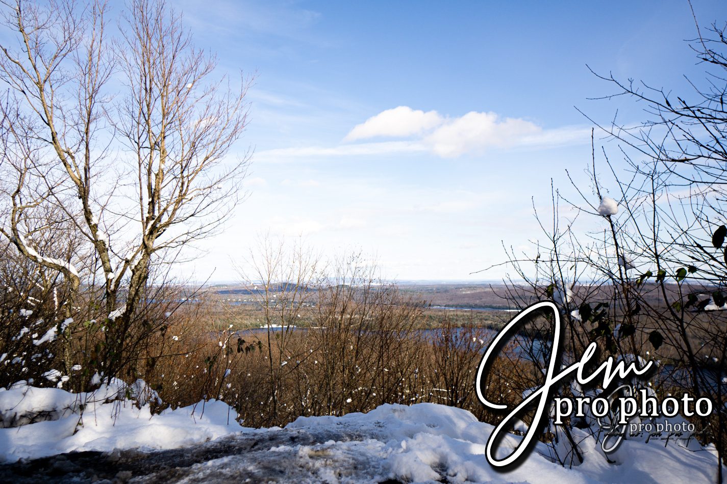Vue dégagée sur la plaine en hiver