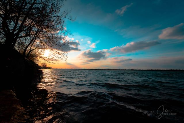 Coucher de soleil sur le fleuve, ciel turquoise