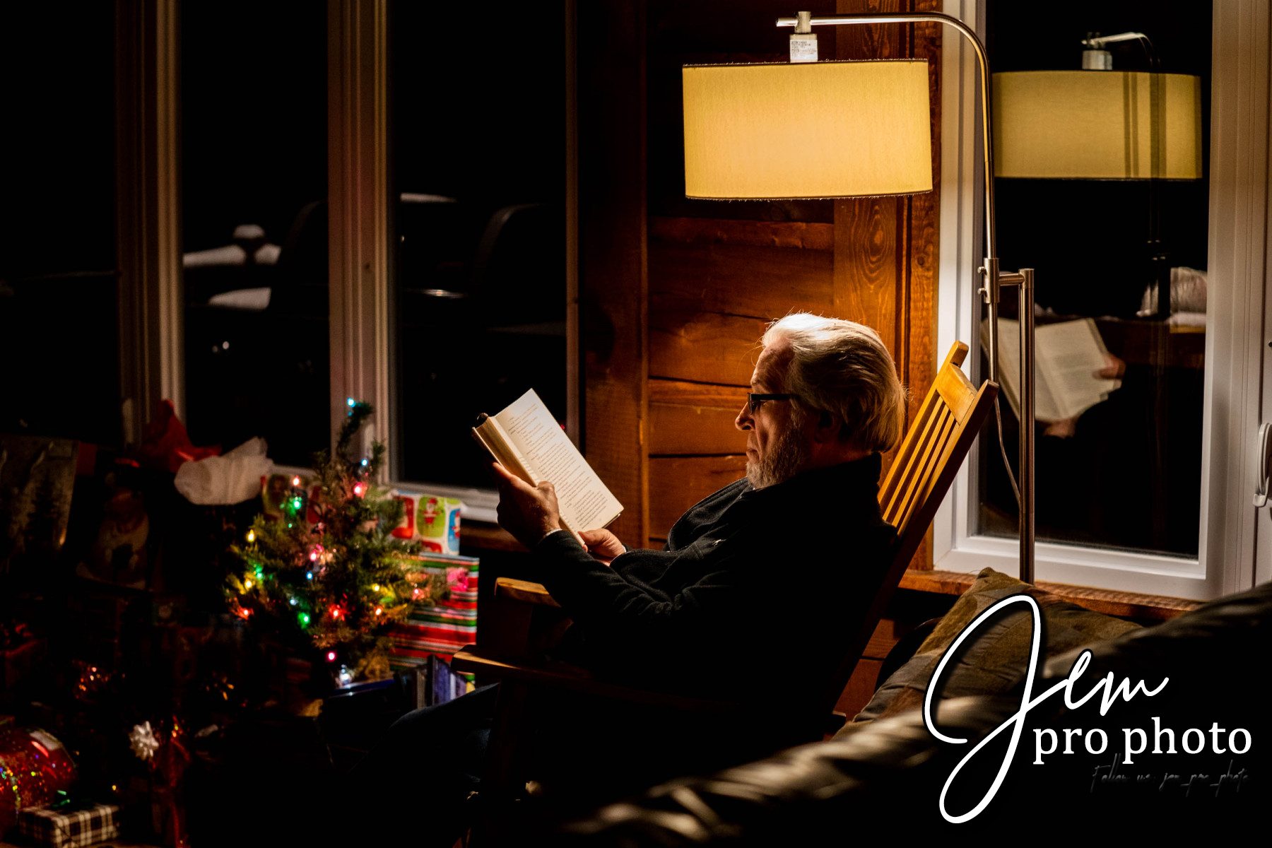 Lecture du soir près du sapin de Noël