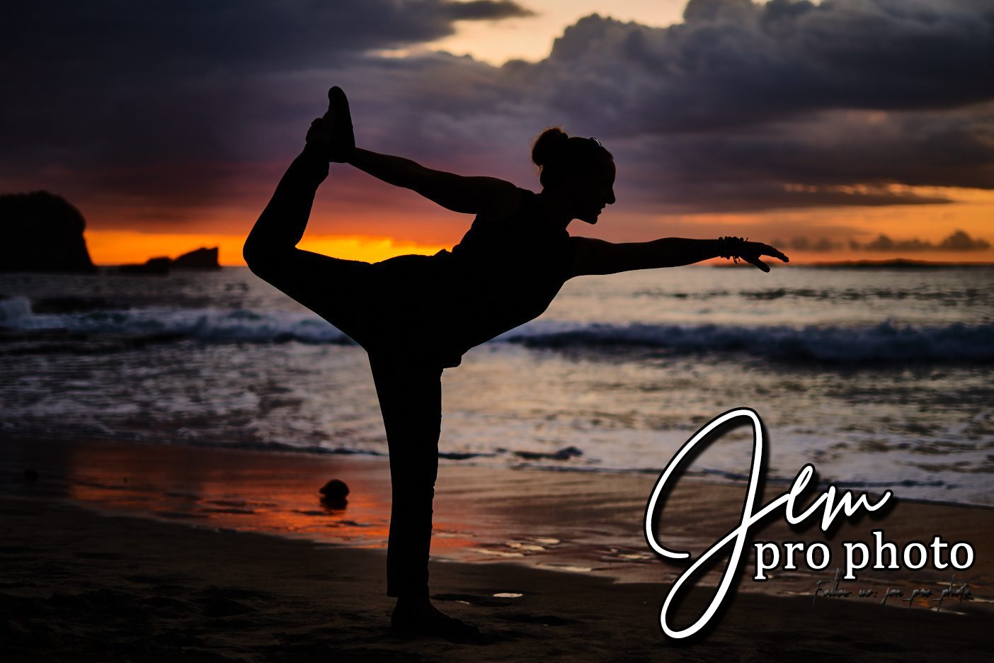 Silhouette d'une danseuse sur la plage au coucher du soleil