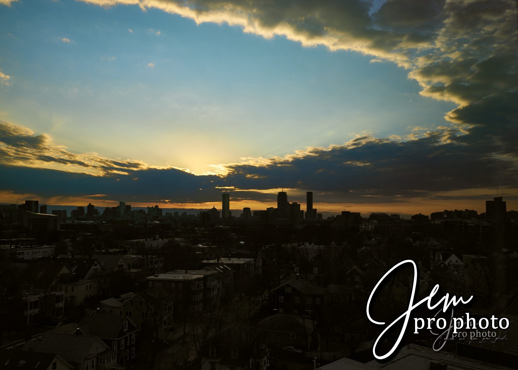 Ciel dramatique au-dessus d'une ville