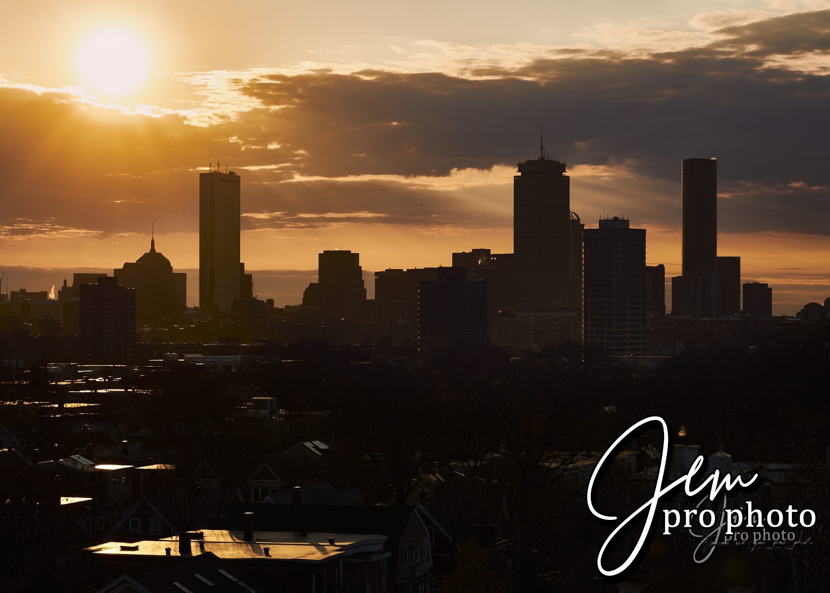 Silhouette d'une ville au lever du soleil